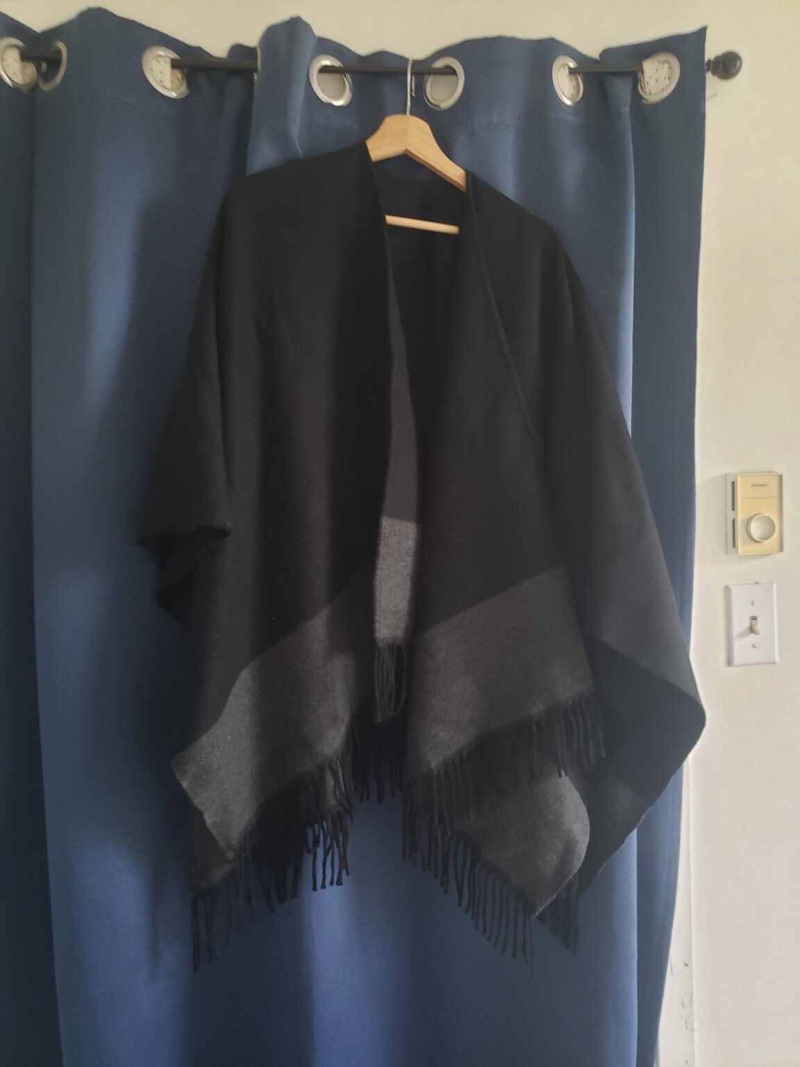 Featured image for cape laine noire et grise avec frange