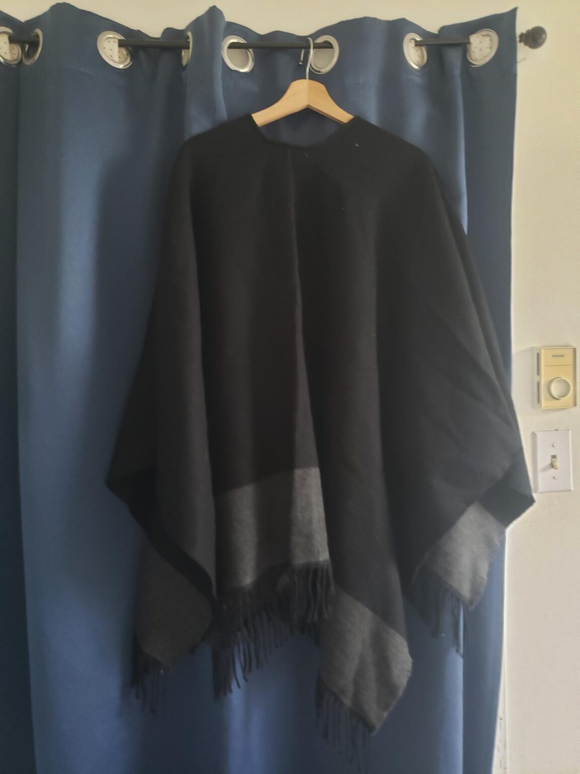 Image for cape laine noire et grise avec frange