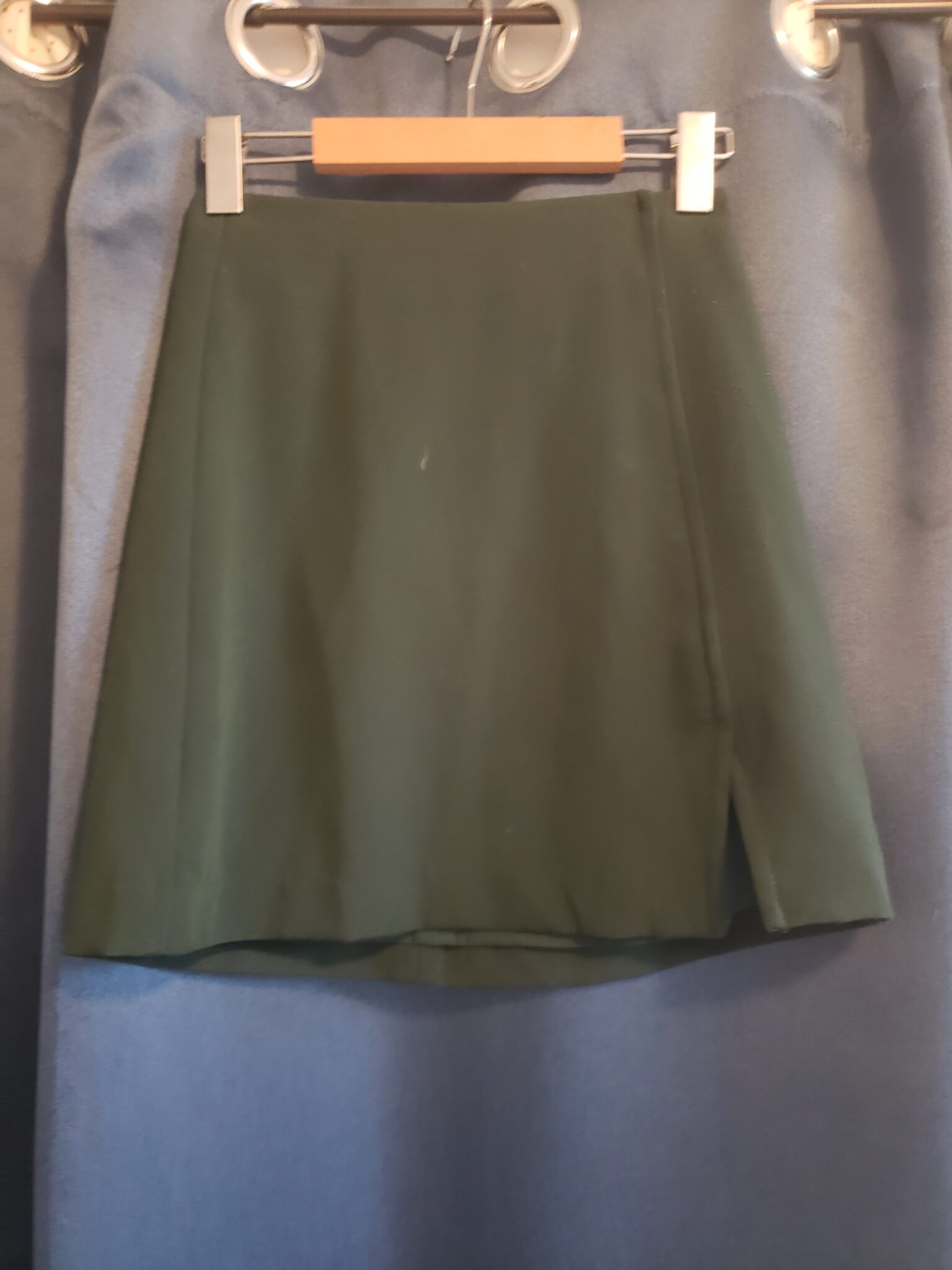 Featured image for Jupe courte vert foncée.