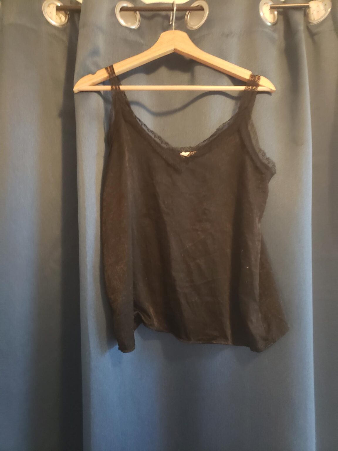 Featured image for camisole noir style soie avec bretelles en dentelles