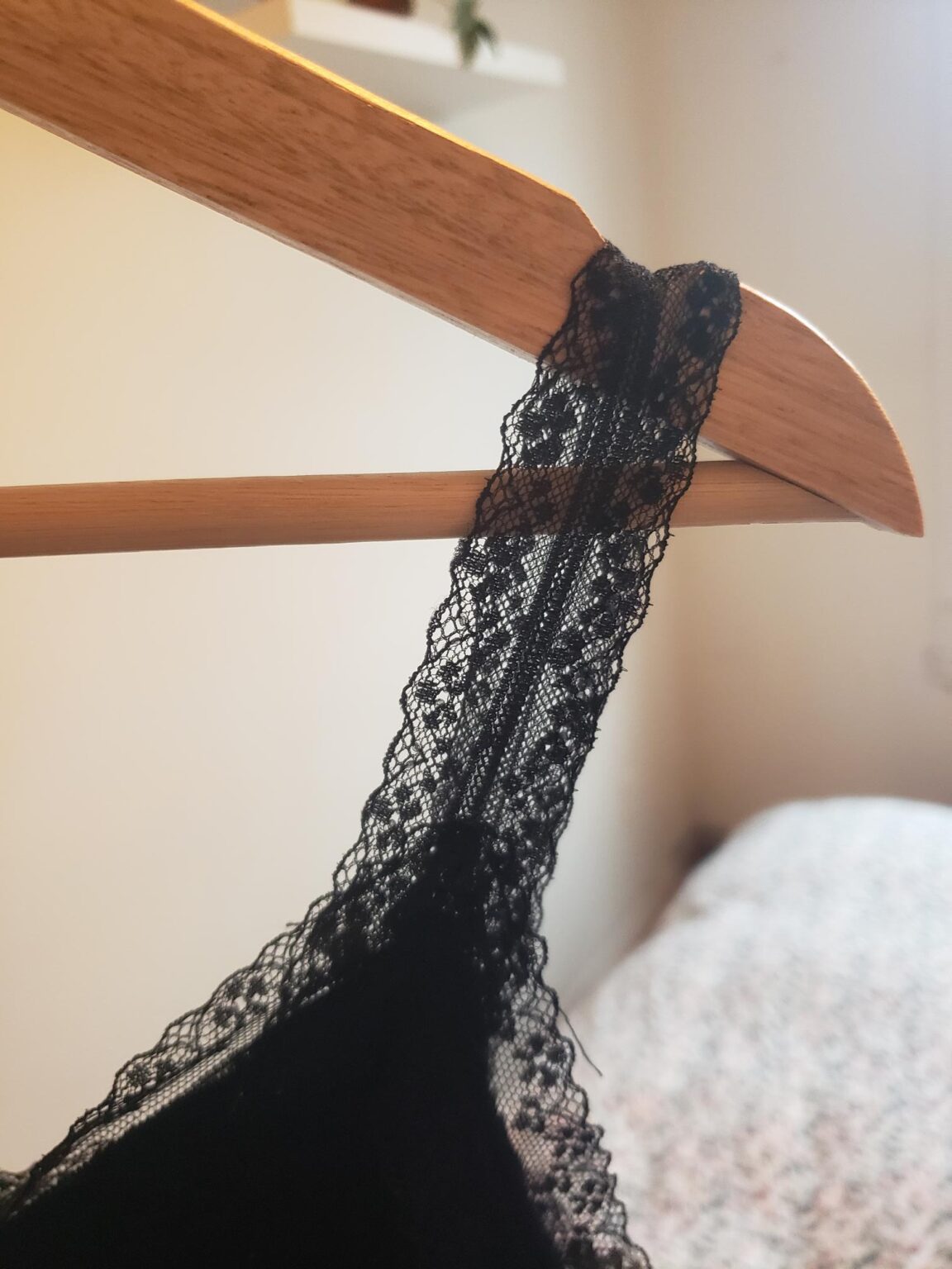 Image for camisole noir style soie avec bretelles en dentelles