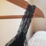 Thumbnail for camisole noir style soie avec bretelles en dentelles