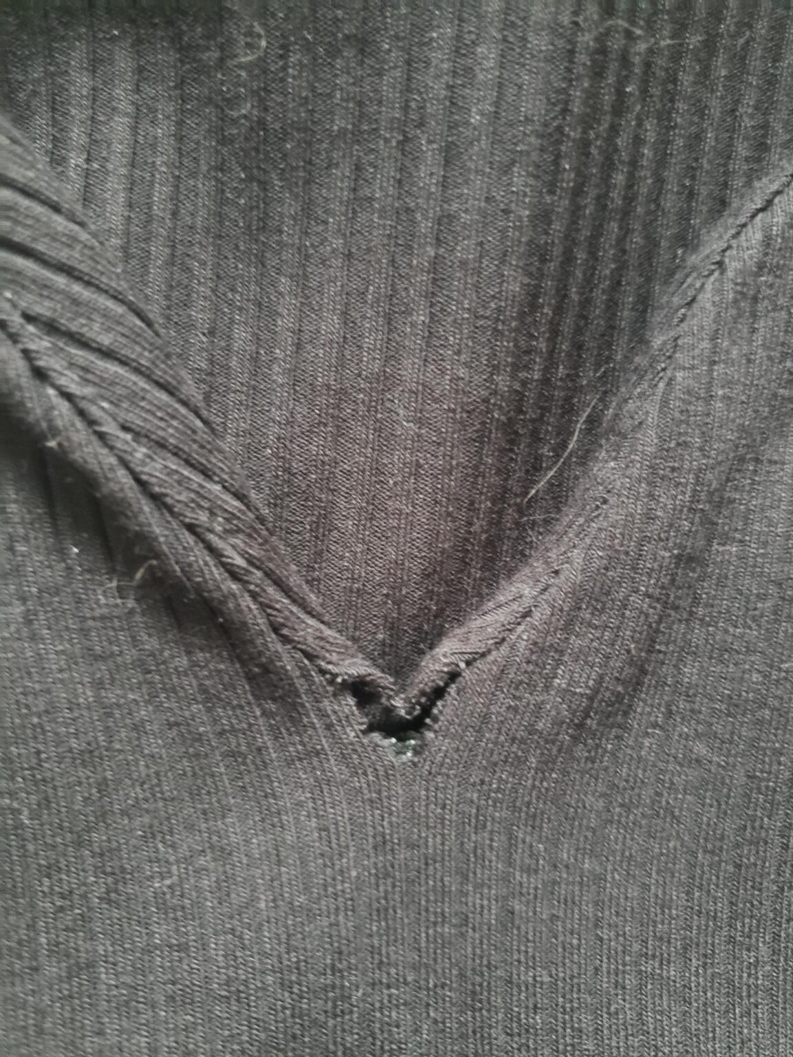 Image for tee-shirt noir pres du corps. décolleté en coeur