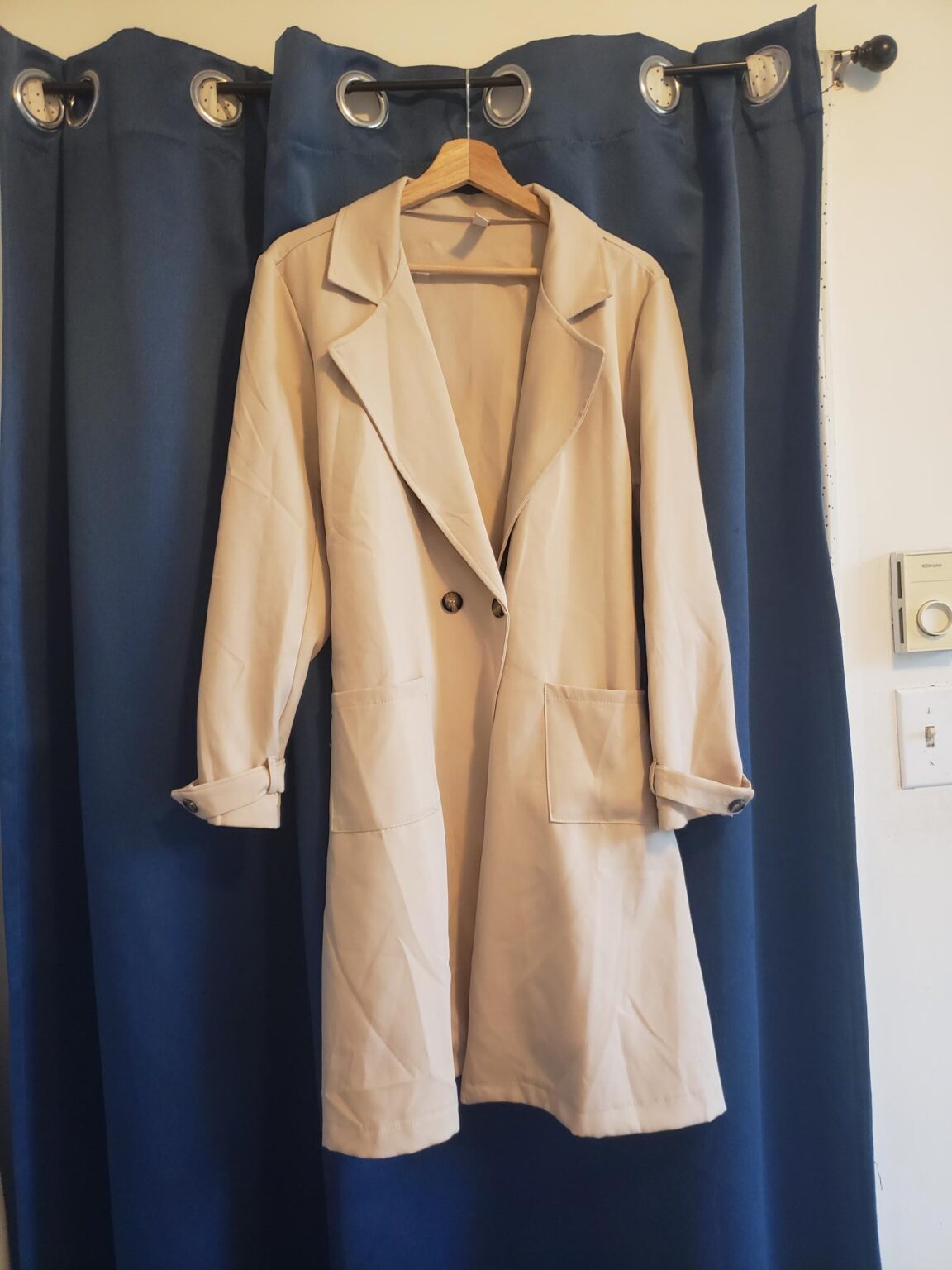 Featured image for Trench mi-saison beige.