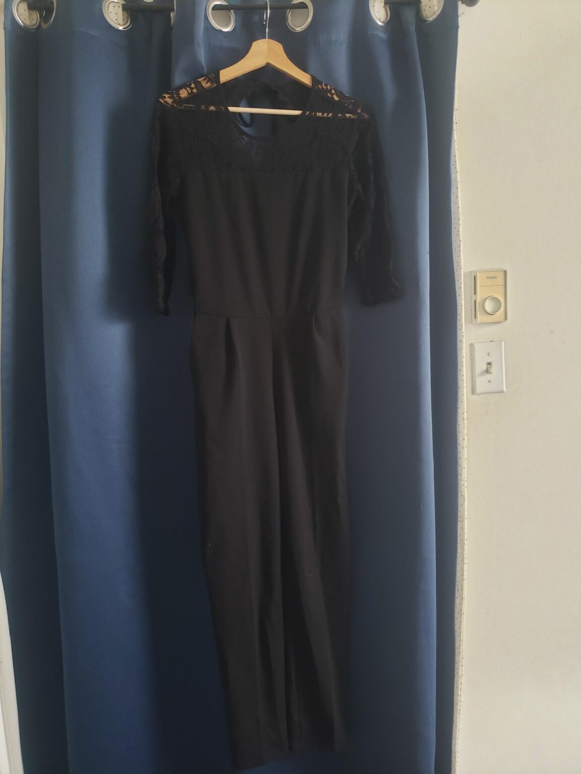 Featured image for Combinaison pantalon noir et dentelle.