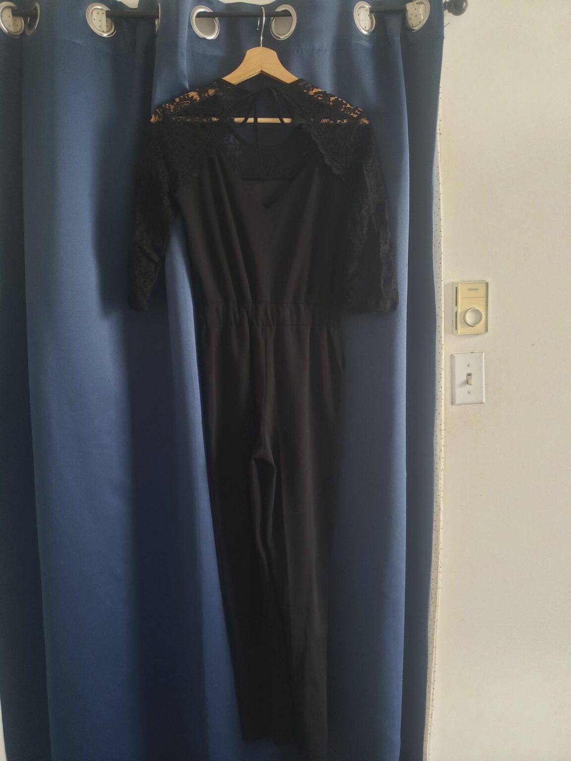 Image for Combinaison pantalon noir et dentelle.