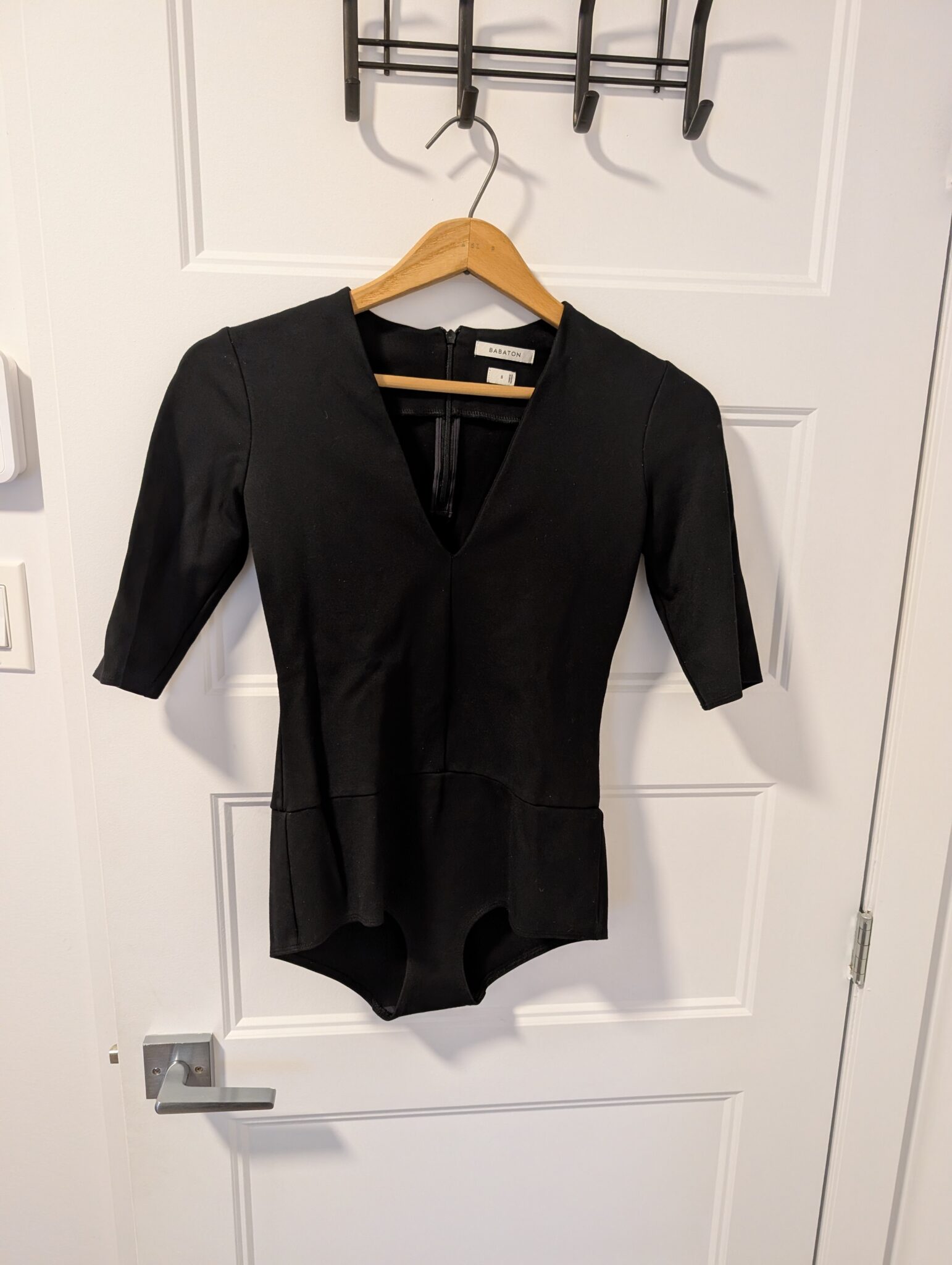 Featured image for Aritzia/Babaton Vneck Bodysuit Sz S
