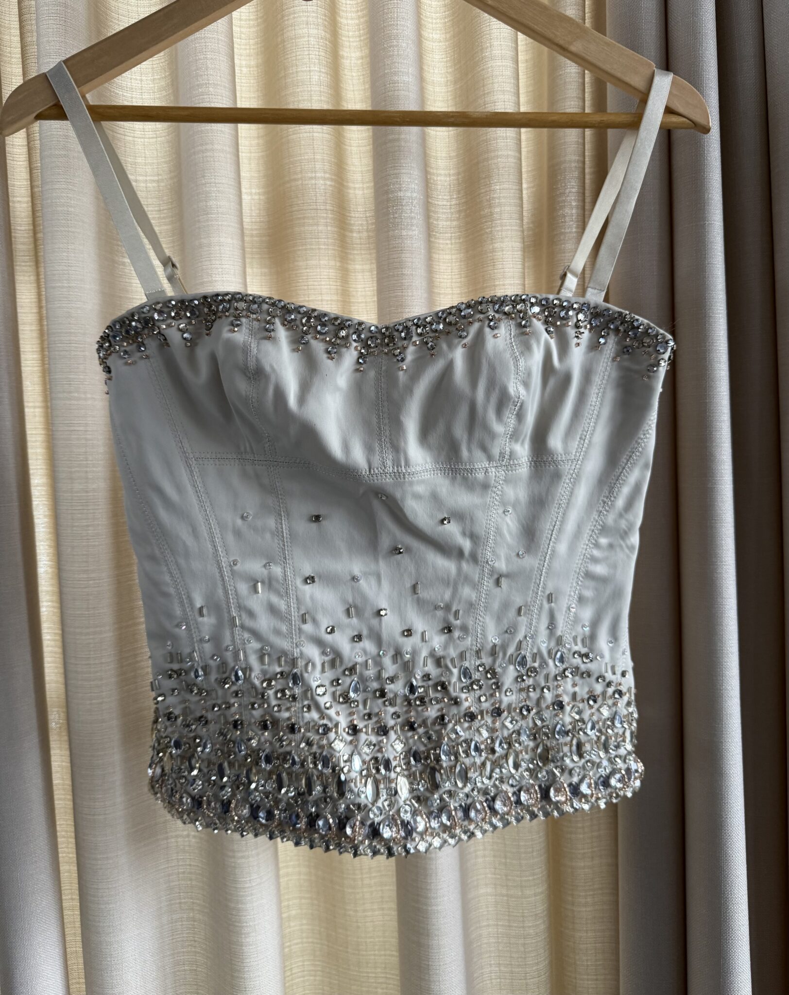Featured image for Corsage chic orné de bijoux