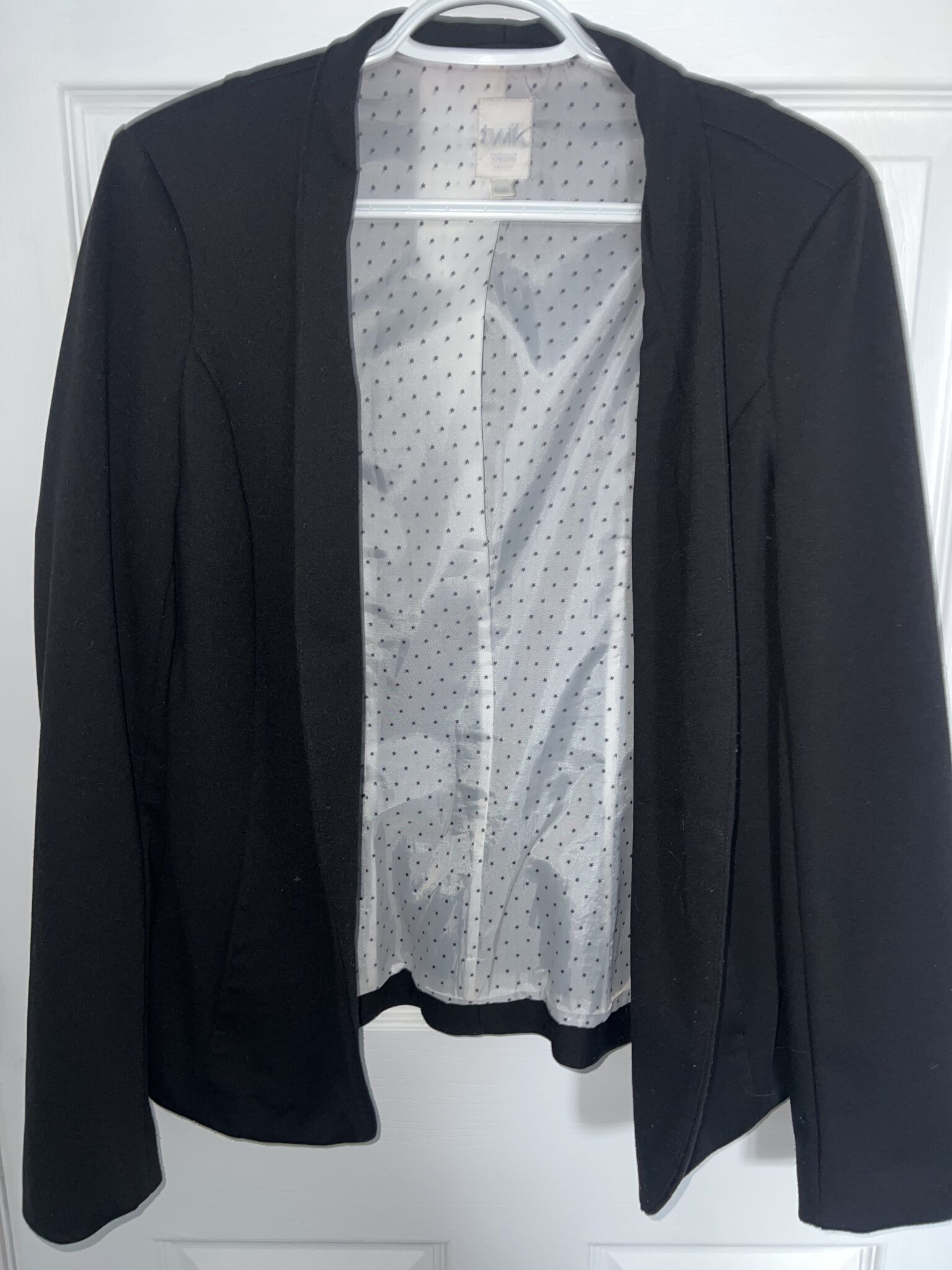 Featured image for Long-sleeved black jacket