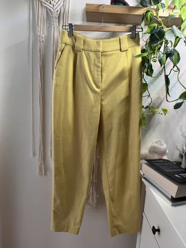 Featured image for Pantalons à plis jaunes