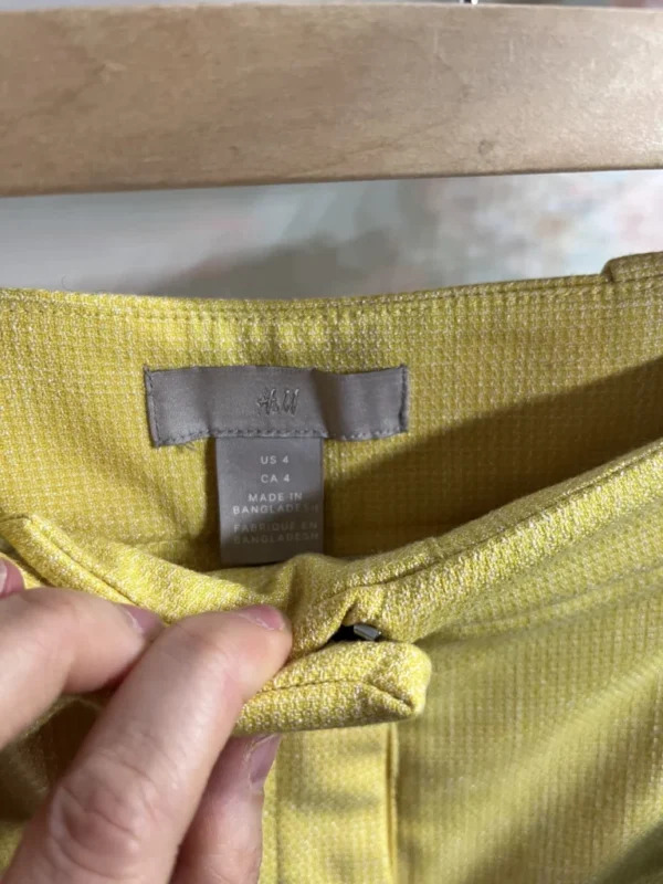Image for Pantalons à plis jaunes