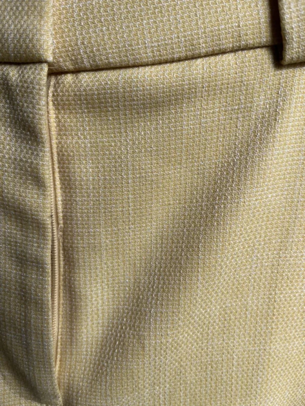 Image for Pantalons à plis jaunes