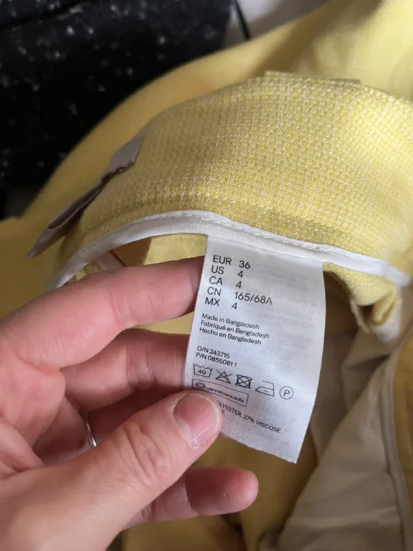 Image for Pantalons à plis jaunes