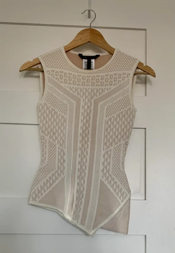 Featured image for Top chic BCBG