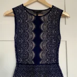 Featured thumbnail for Top chic BCBG