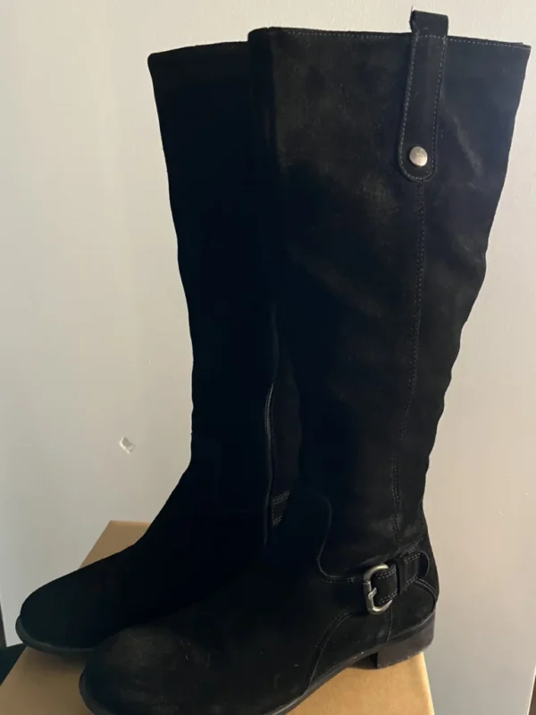 Featured image for Bottes en Suède noire
