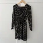 Featured thumbnail for ✨ Robe portefeuille à motifs dorés – Parfaite pour toutes les occasions ! ✨