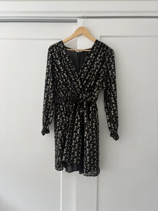 Featured image for ✨ Robe portefeuille à motifs dorés – Parfaite pour toutes les occasions ! ✨