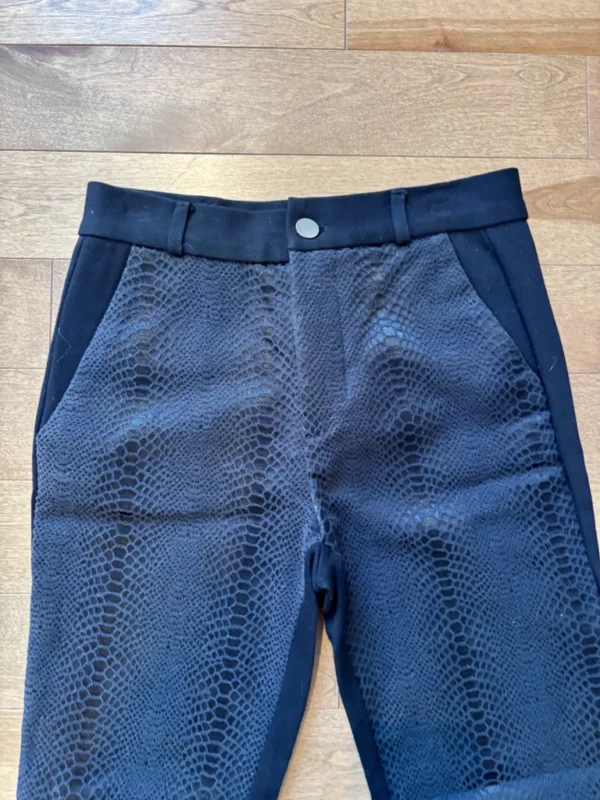 Featured image for Pantalon devant serpent