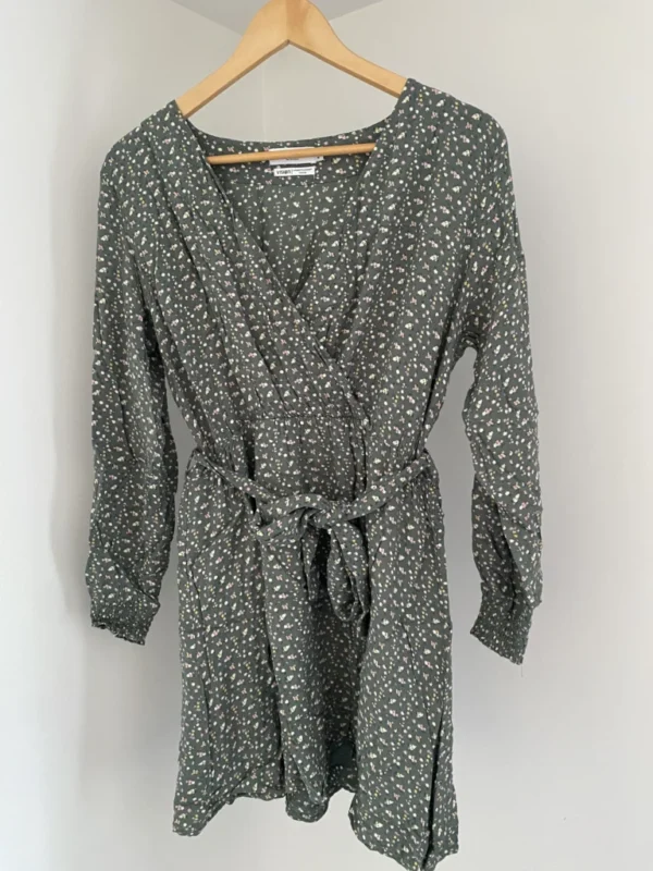 Featured image for Robe courte à manches longues Simons