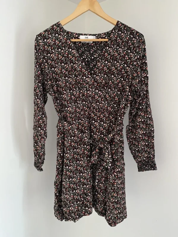 Featured image for Robe courte à manches longues Simons