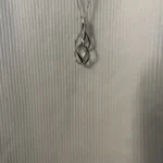 Thumbnail for Chaîne et pendentif en argent