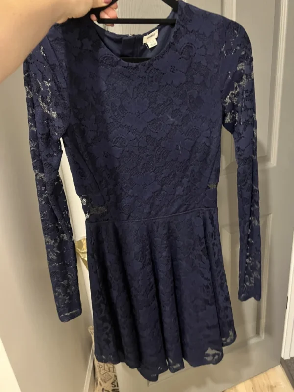 Featured image for Robe bleue en dentelle