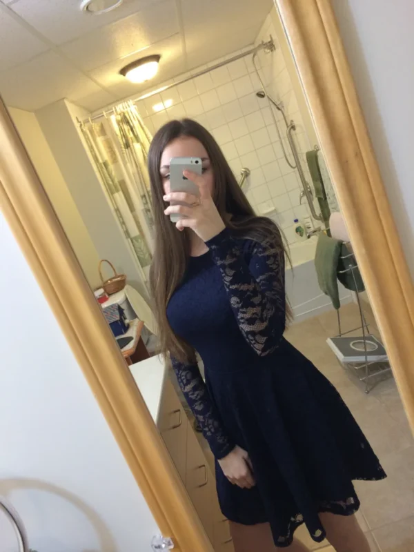 Image for Robe bleue en dentelle