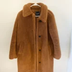 Featured thumbnail for Manteau Sherpa mi-long Gap, couleur caramel.