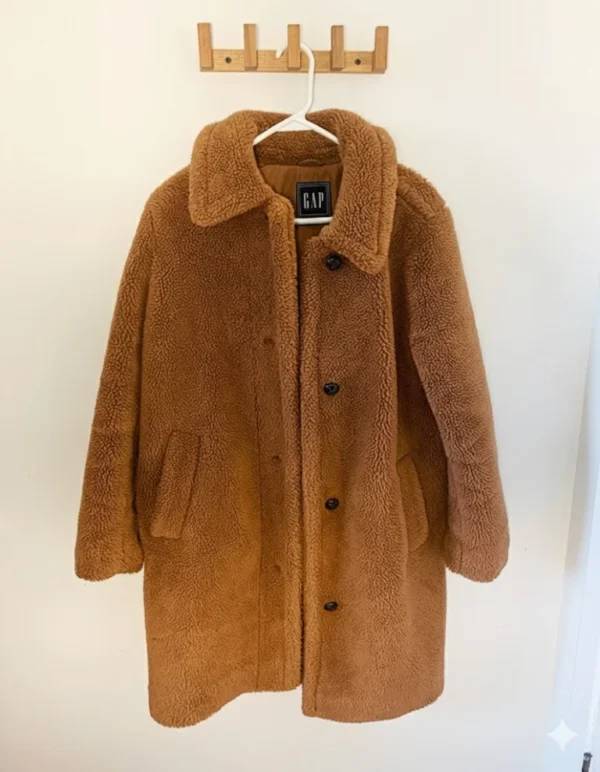 Featured image for Manteau Sherpa mi-long Gap, couleur caramel.