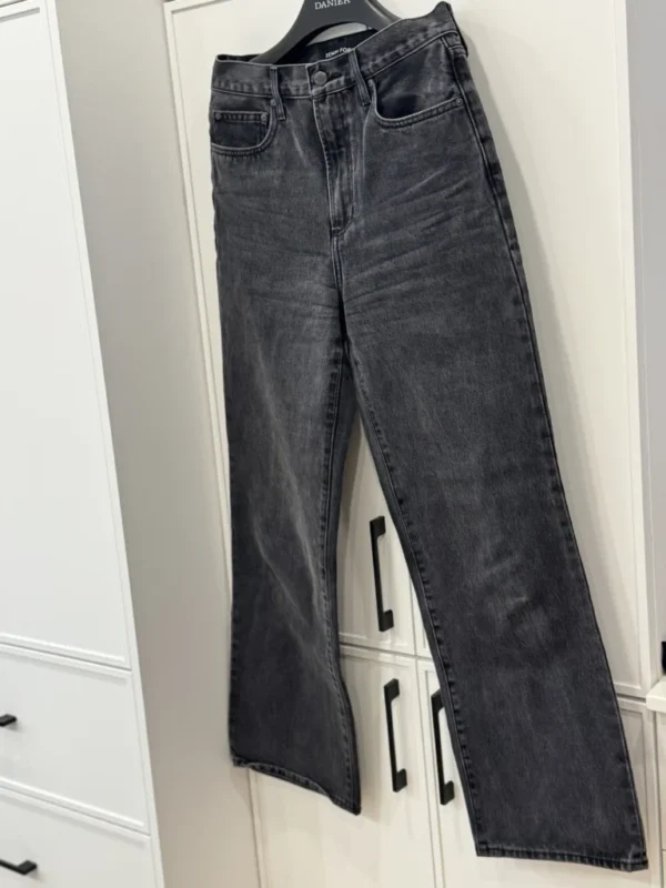 Featured image for Farrah jeans by Denim Forum (Aritzia)