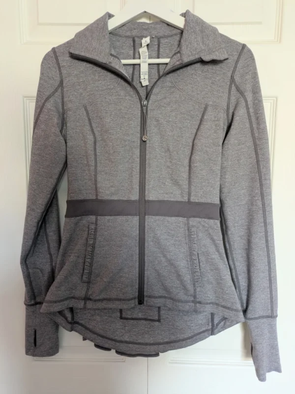 Featured image for Veste de sport Lululemon grandeur 6 peplum gris