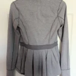 Thumbnail for Veste de sport Lululemon grandeur 6 peplum gris