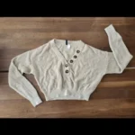 Featured thumbnail for Chandail en tricot avec boutons