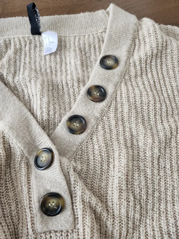 Image for Chandail en tricot avec boutons