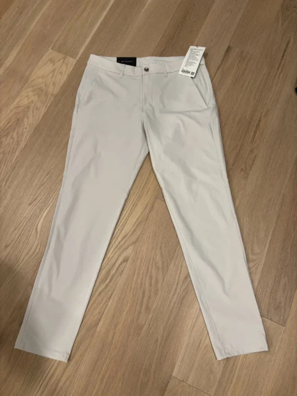 Featured image for Pantalon commission ajusté LULULEMON grège (taille 34)