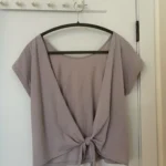 Featured thumbnail for T-shirt dos ouvert noué Aritzia