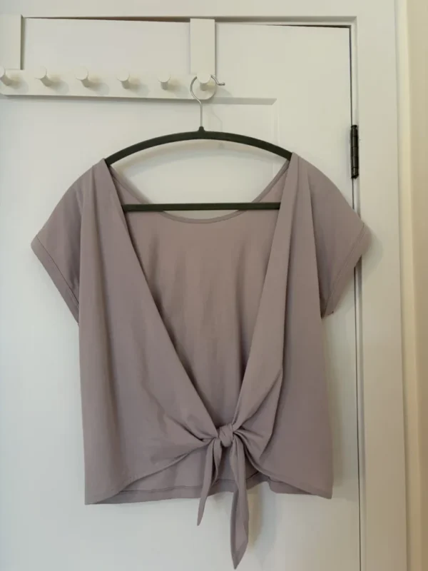 Featured image for T-shirt dos ouvert noué Aritzia