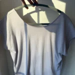Thumbnail for T-shirt dos ouvert noué Aritzia