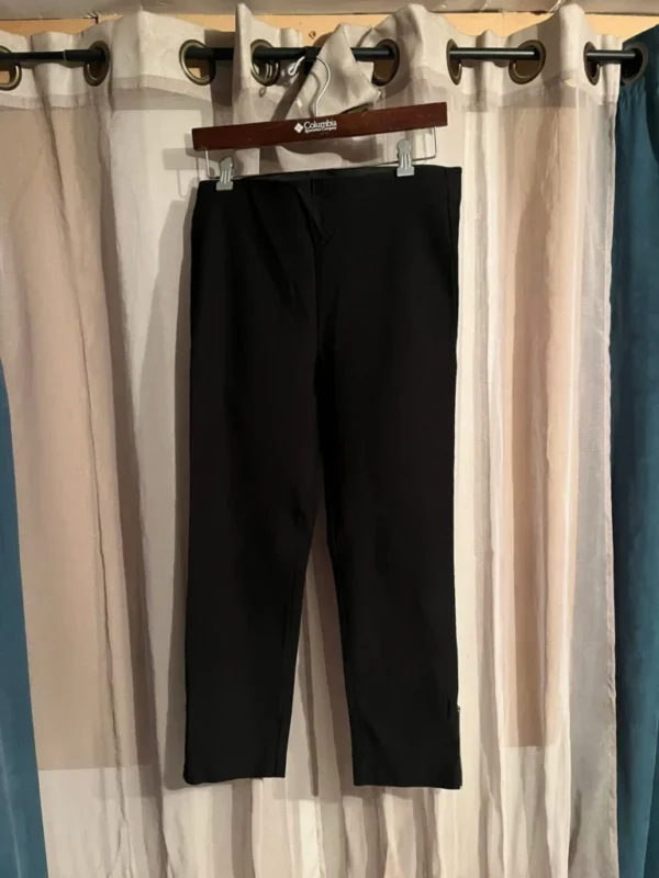 Featured image for Pantalon 3/4 propre noir