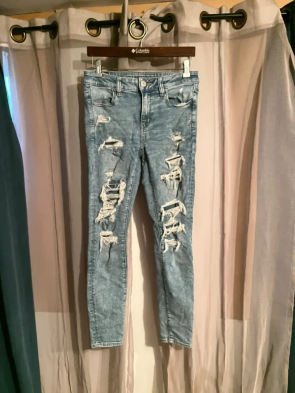 Featured image for 2 paires de jeans troués skinny AE