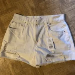 Featured thumbnail for Short beige pâle