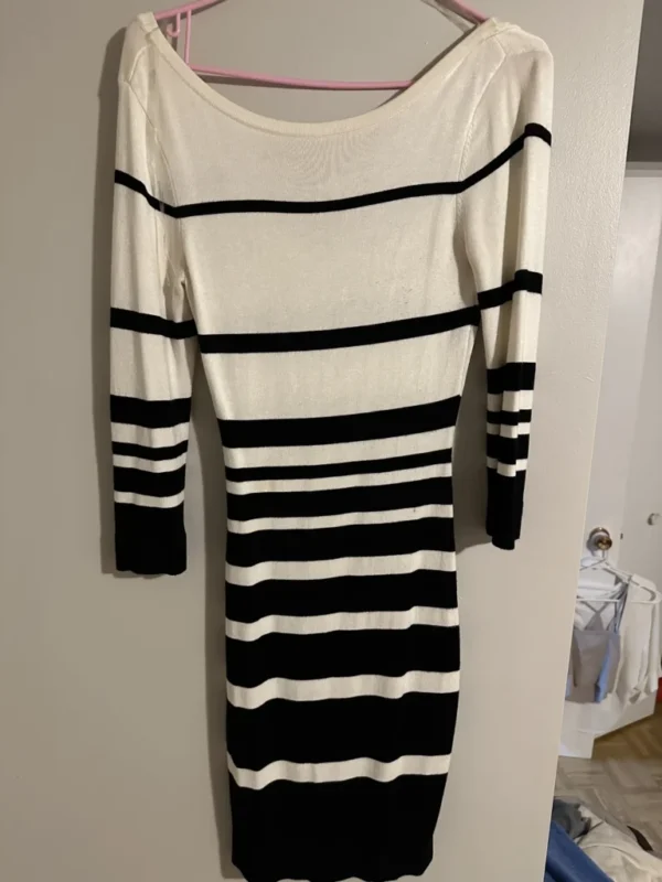 Featured image for Robe noire et blanche Dynamite