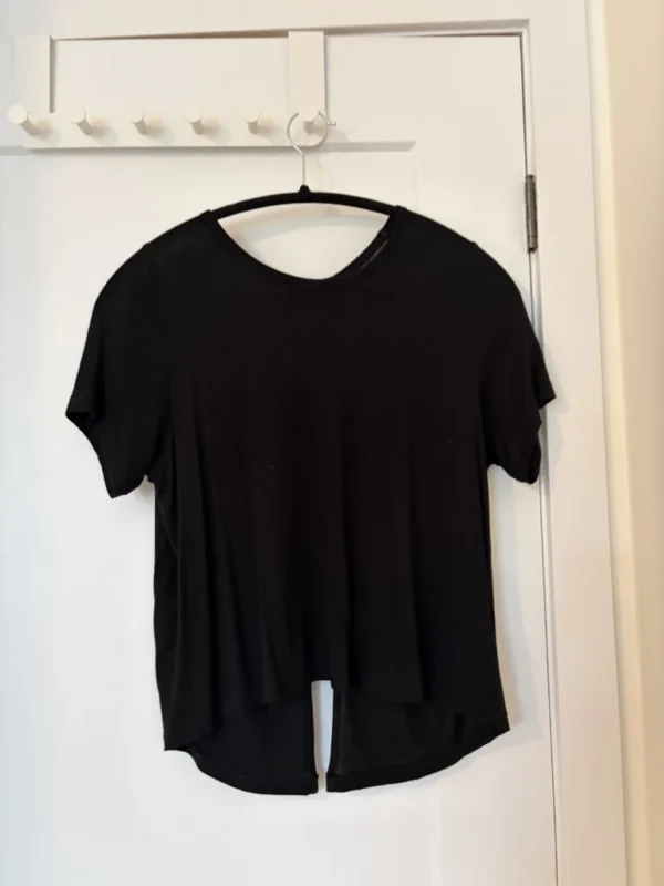 Featured image for T-shirt dos ouvert Aritzia