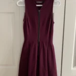Featured thumbnail for Robe à plis avec fermeture éclair sur le devant