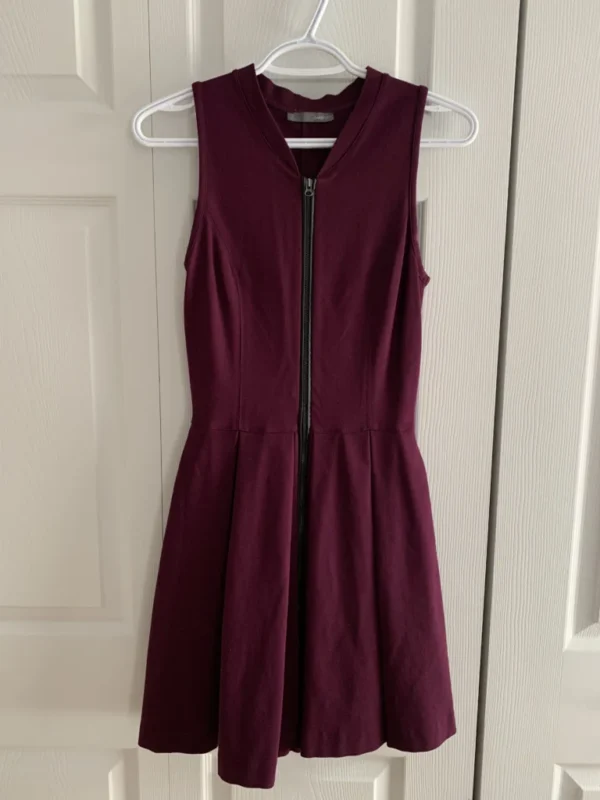 Featured image for Robe à plis avec fermeture éclair sur le devant