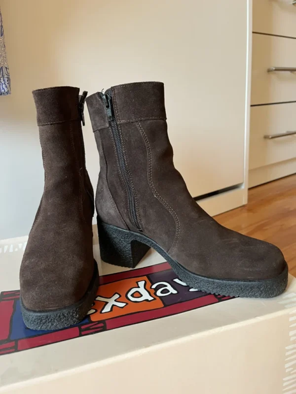Featured image for Prix révisé - Botillon 3/4 brun/marron en suède