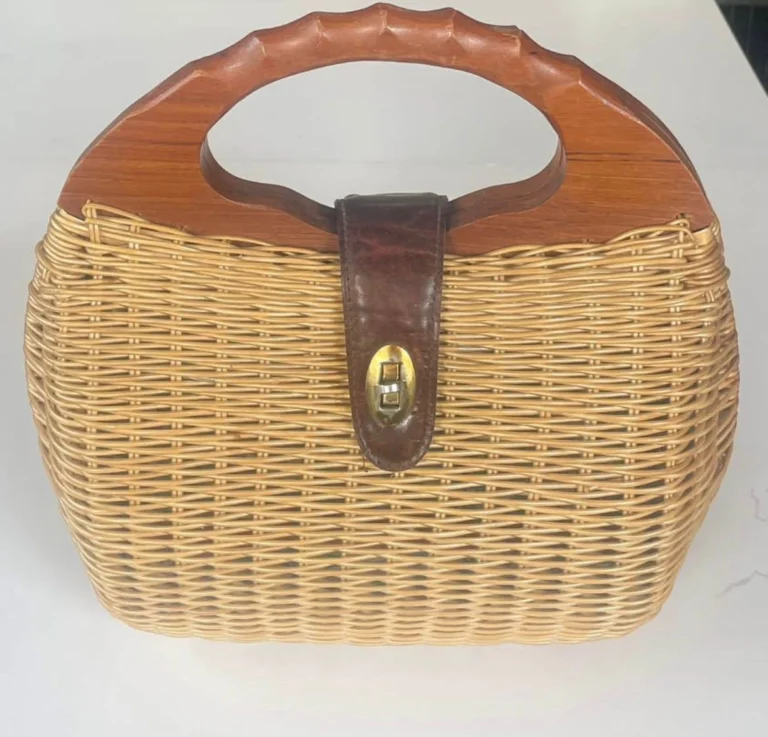 Featured image for Vintage wicker handbag