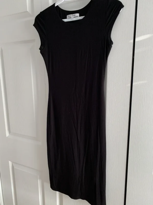 Featured image for Robe noire à manches capuchon