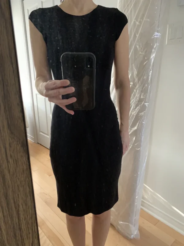 Image for Robe noire à manches capuchon